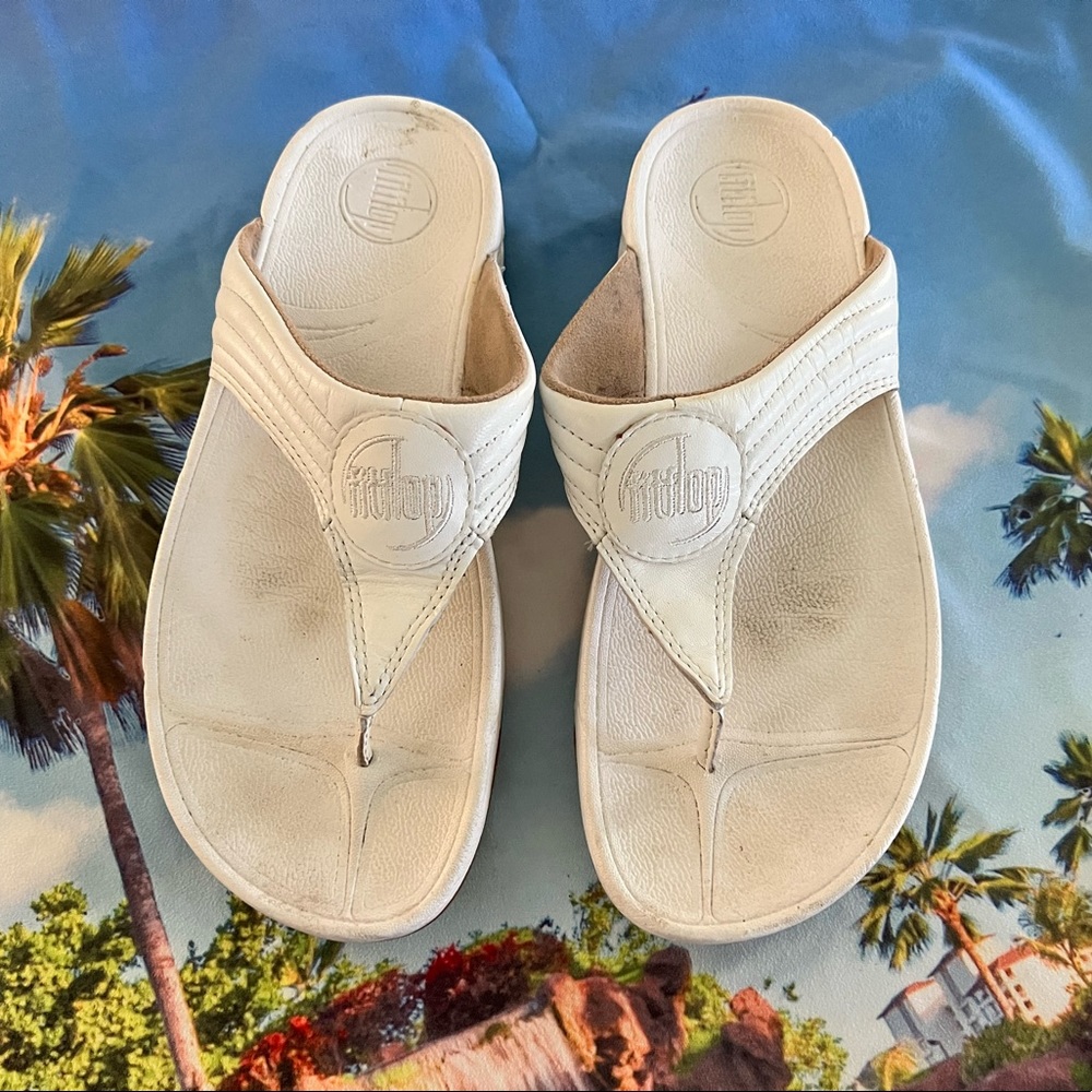 White FitFlop Size 9 (fits a size 9.5-10) Great Arch Support & Wobbleboard